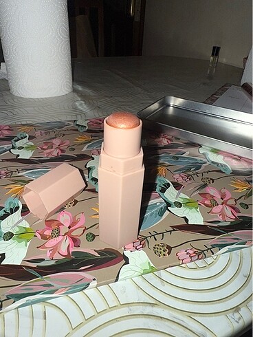 Beden Fenty beauty aydınlatıcı