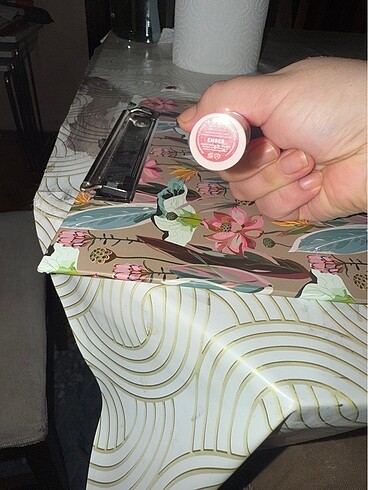 Diğer Glossier stick ruj