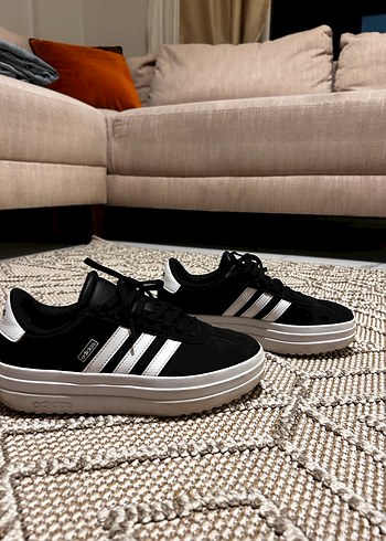 37 Beden Adidas siyah spor ayakkabı