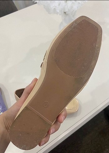 Zincir Detaylı Bej Parlak Topuklu Kadın Babet