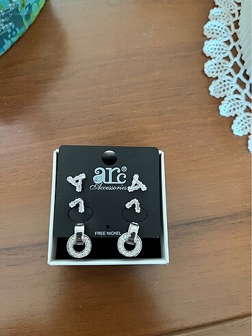 Yeni üçlü taşlı çelik küpe