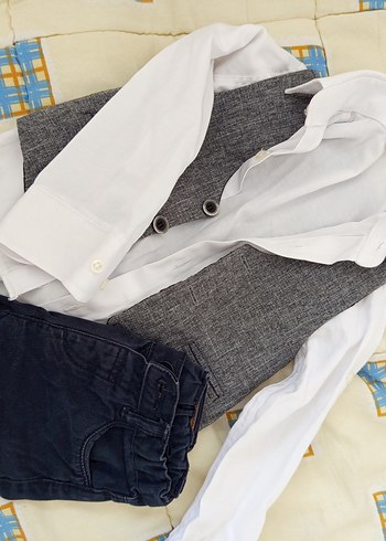 Gri Düğmeli Çocuk Yeleği ve Gömlek Takımı - Görsel 4