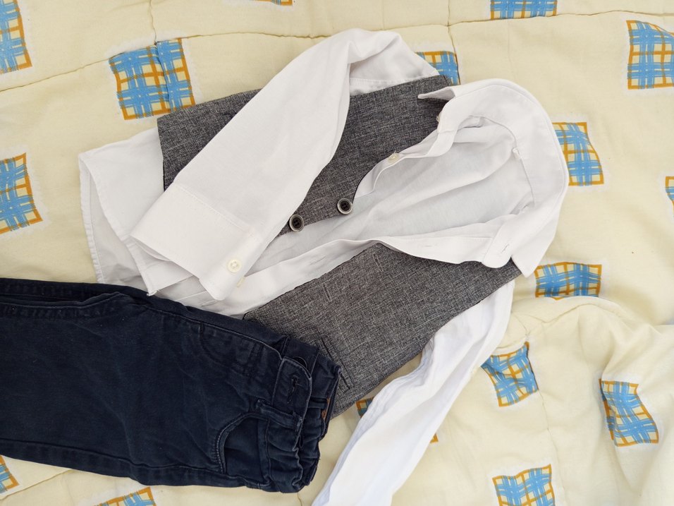 Gri Düğmeli Çocuk Yeleği ve Gömlek Takımı - Görsel 3