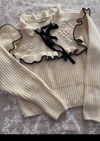 Fırfırlı Beyaz V Yaka Triko Kazak - Görsel 2