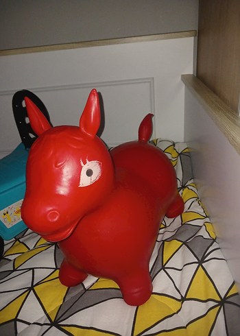 Kırmızı şişme oyuncak at - Görsel 2