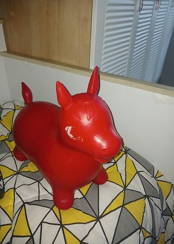 Kırmızı şişme oyuncak at - Görsel 3