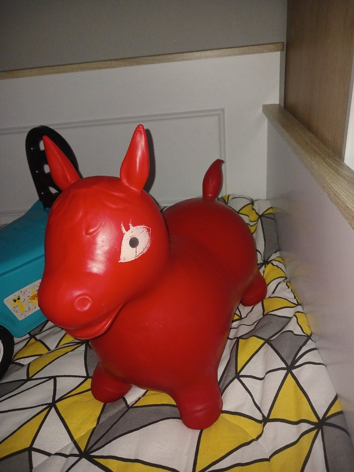 Kırmızı şişme oyuncak at - Görsel 2