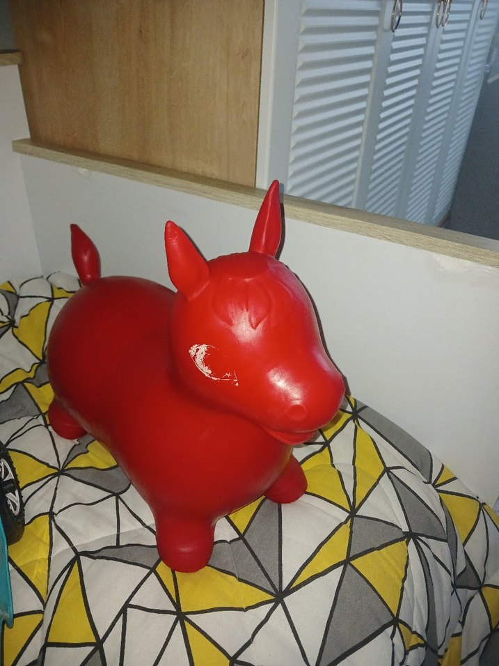 Kırmızı şişme oyuncak at - Görsel 3