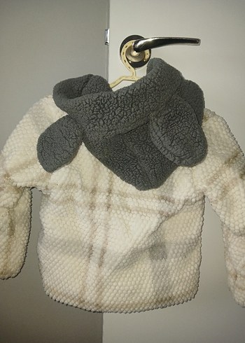 Kapüşonlu Erkek Çocuk Beyaz Peluş Ceket - Görsel 3