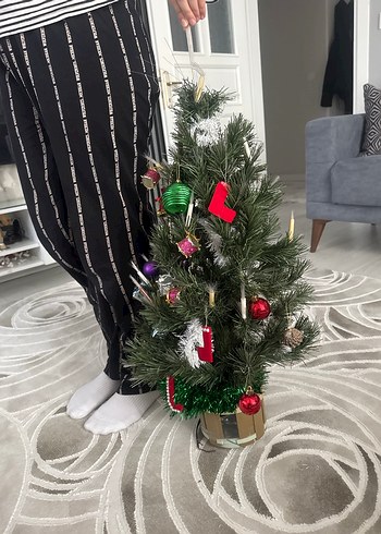 Renkli Yeni Yıl Süslemeli Yeşil Çam Ağacı - Görsel 4