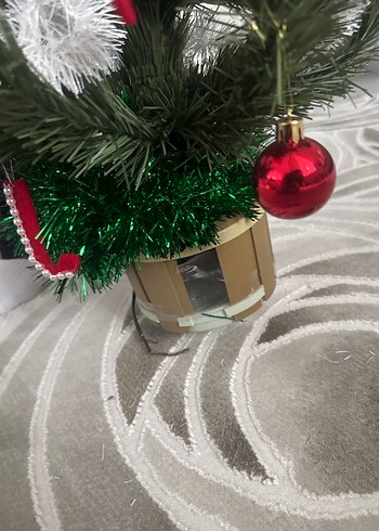 Renkli Yeni Yıl Süslemeli Yeşil Çam Ağacı - Görsel 3