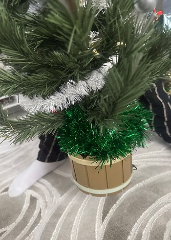 Renkli Yeni Yıl Süslemeli Yeşil Çam Ağacı - Görsel 2