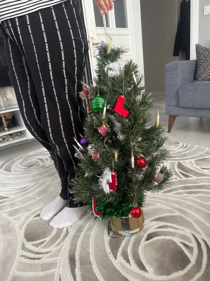 Renkli Yeni Yıl Süslemeli Yeşil Çam Ağacı - Görsel 4