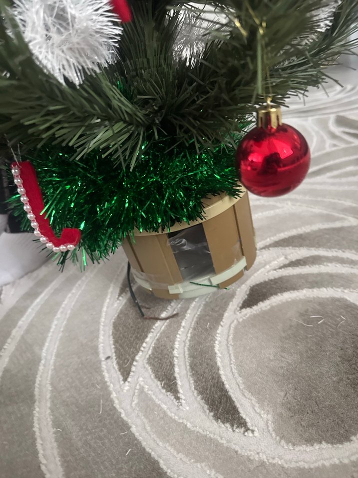 Renkli Yeni Yıl Süslemeli Yeşil Çam Ağacı - Görsel 3