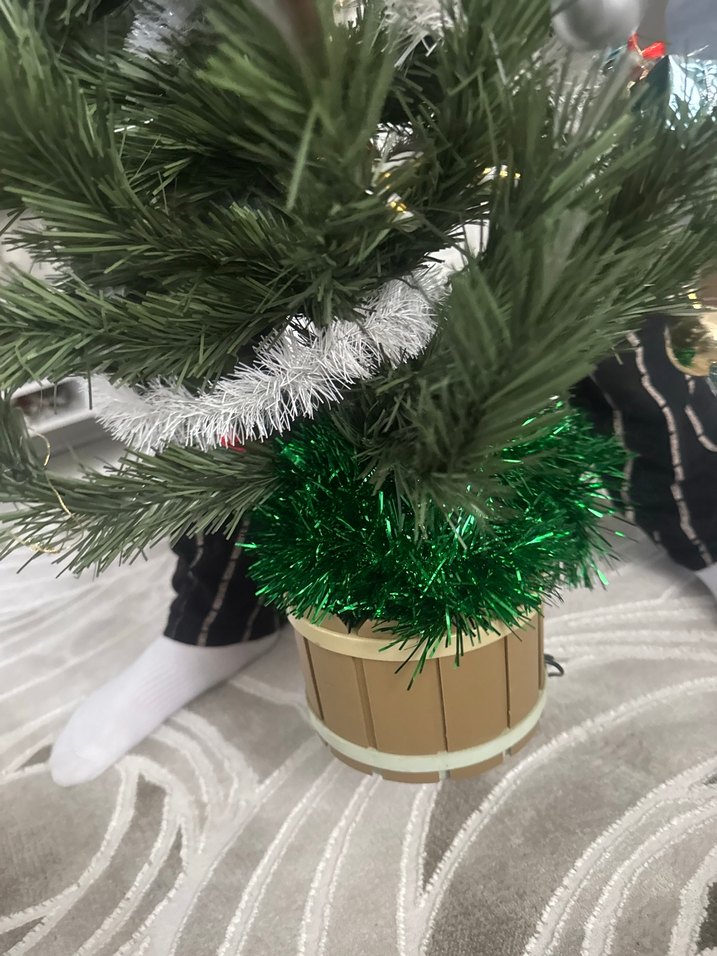 Renkli Yeni Yıl Süslemeli Yeşil Çam Ağacı - Görsel 2