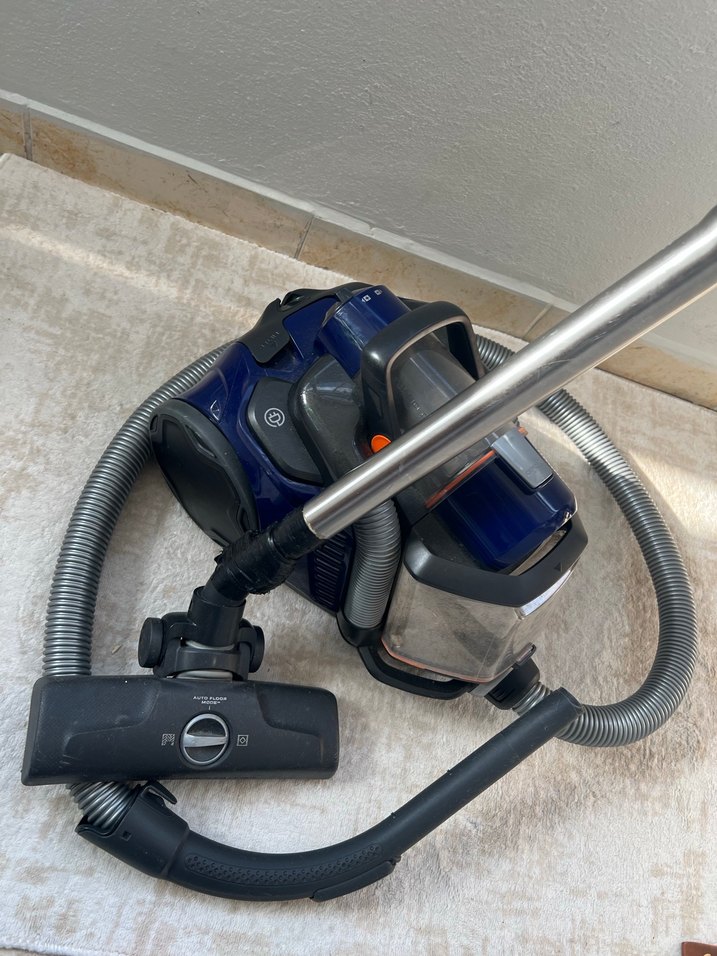 Kompakt Koyu Mavi Elektrikli Süpürge - Görsel 3