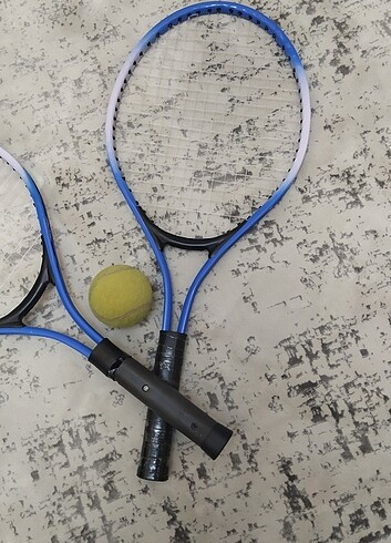  İki Adet Tenis Raketi 1 Adet Top
