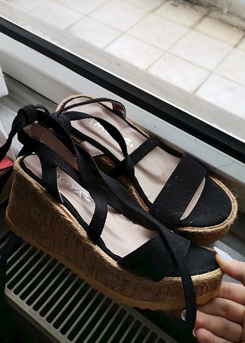 Nine West Siyah Kemerli Dolgu Topuklu Kadın Ayakkabı