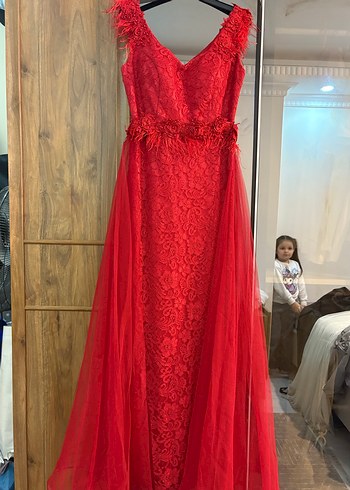 Dantel Detaylı Kırmızı Uzun Abiye Elbise - Görsel 4