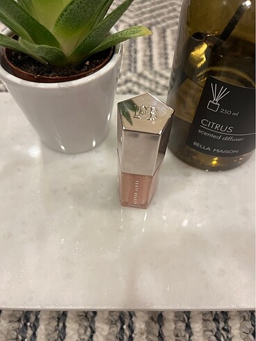 Fenty Beauty Ruj parlatıcı