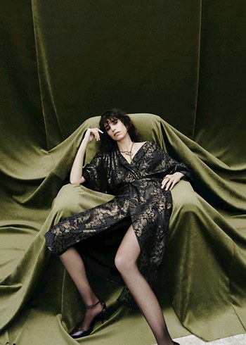 Siyah Desenli Uzun V Yaka Elbise - Görsel 5