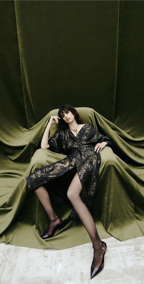 Siyah Desenli Uzun V Yaka Elbise - Görsel 5