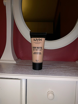 universal Beden Nyx Stay Matte But Not Flat Fondoten