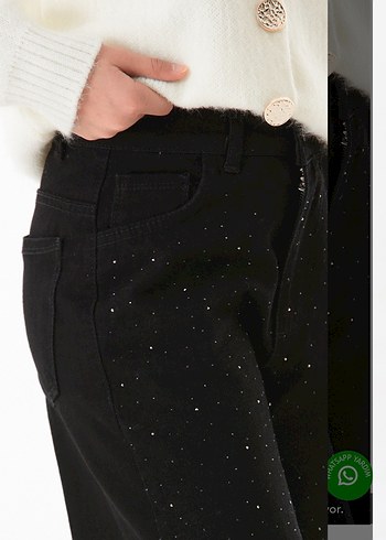 Siyah Mini Kürklü Nakışlı Kadın Jean