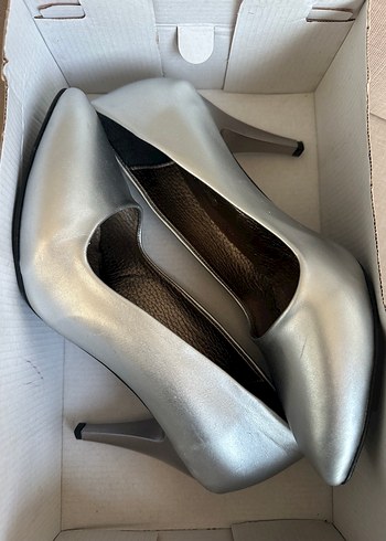Gri Tokalı İnce Topuklu Kadın Stiletto