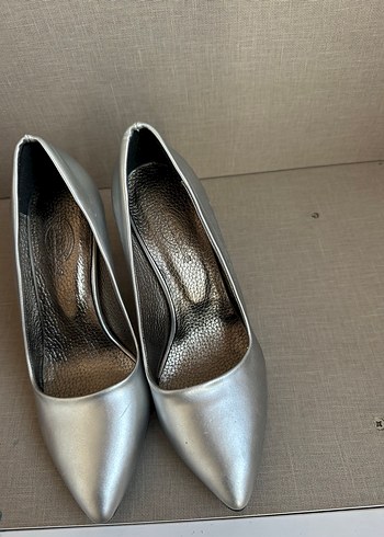 36 Beden Gri Tokalı İnce Topuklu Kadın Stiletto