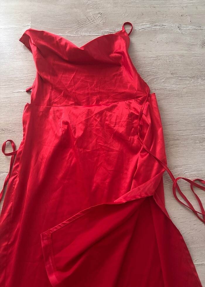 Kırmızı saten elbise - Görsel 2