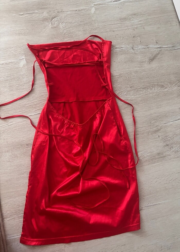 Kırmızı saten elbise - Görsel 3