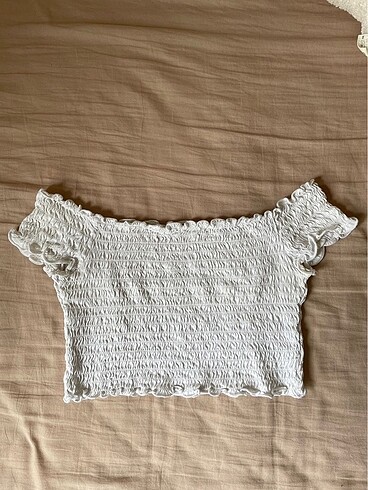 h&m beyaz büzgülü omuzları açık crop