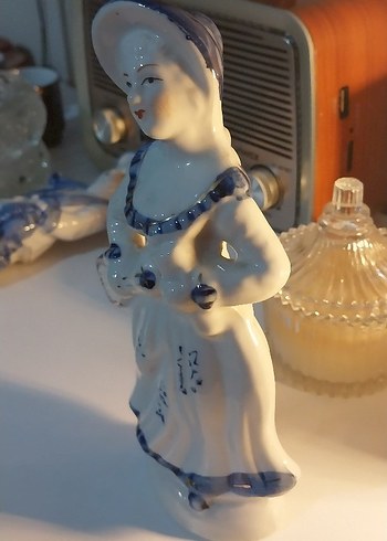 Koyu Detaylı Beyaz Seramik Figürin - Görsel 2