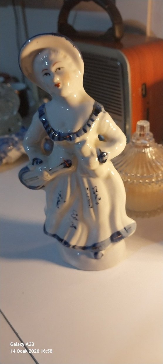 Koyu Detaylı Beyaz Seramik Figürin - Görsel 3