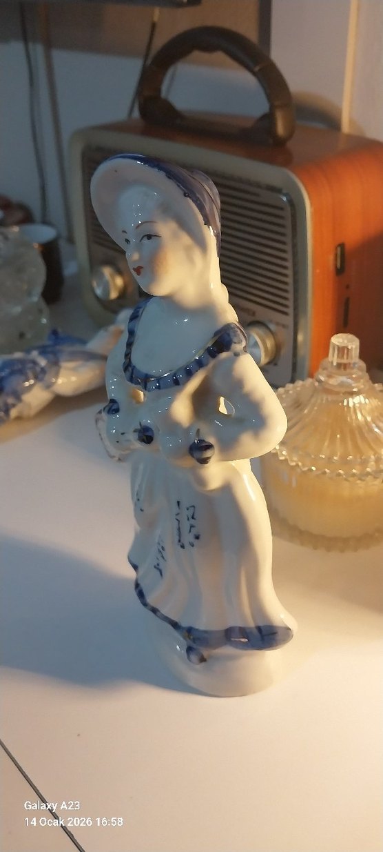 Koyu Detaylı Beyaz Seramik Figürin - Görsel 2