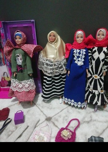 Barbie bebek kıyafetleri ve dolap