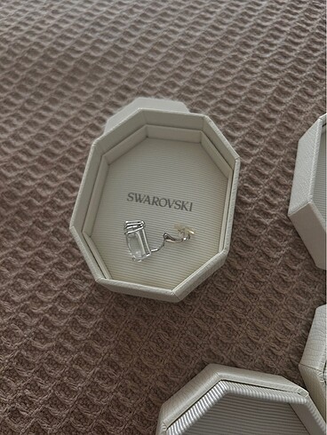 Beden Swarovski küpe