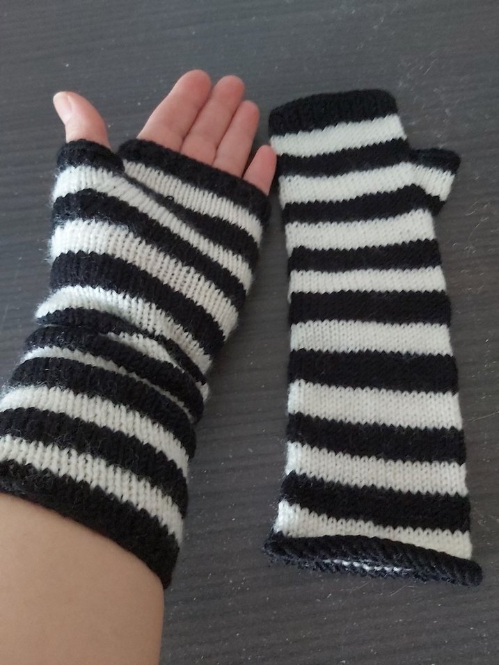 Beyaz Siyah Çizgili Örgü Parmaksız Eldiven - Görsel 3