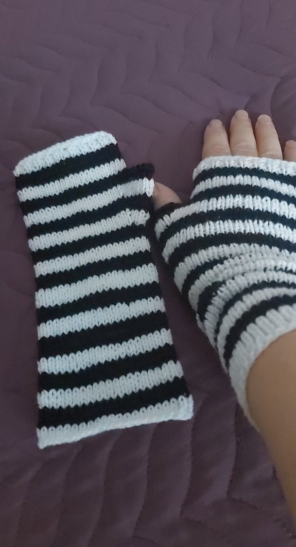 Siyah Beyaz Çizgili Örgü Parmaksız Eldiven - Görsel 2