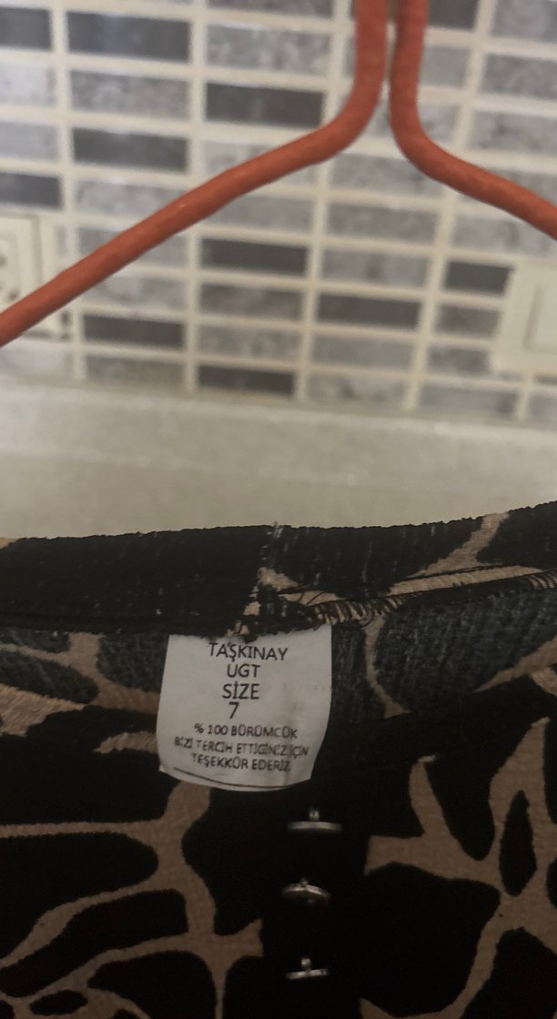 Drapeli Yılan Desenli Uzun Kahverengi Elbise - Görsel 4