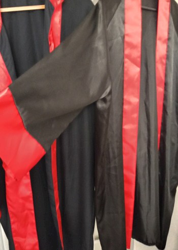 Siyah Kırmızı Detaylı Uzun  Mezuniyet Cübbesi - Görsel 4