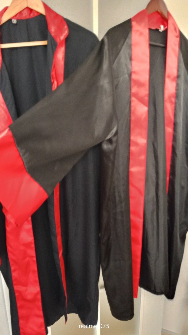 Siyah Kırmızı Detaylı Uzun  Mezuniyet Cübbesi - Görsel 4