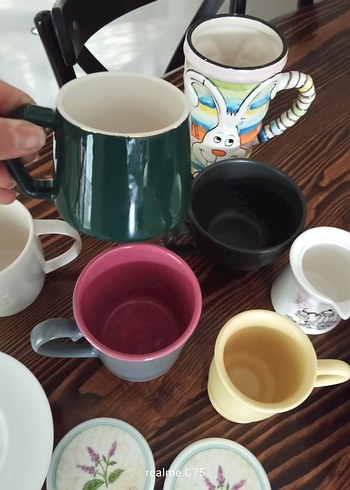 Renkli ve Desenli Fincanlar ve Tabaklar - Görsel 3