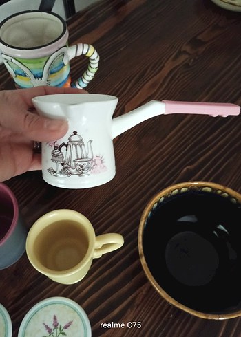 Renkli ve Desenli Fincanlar ve Tabaklar - Görsel 4