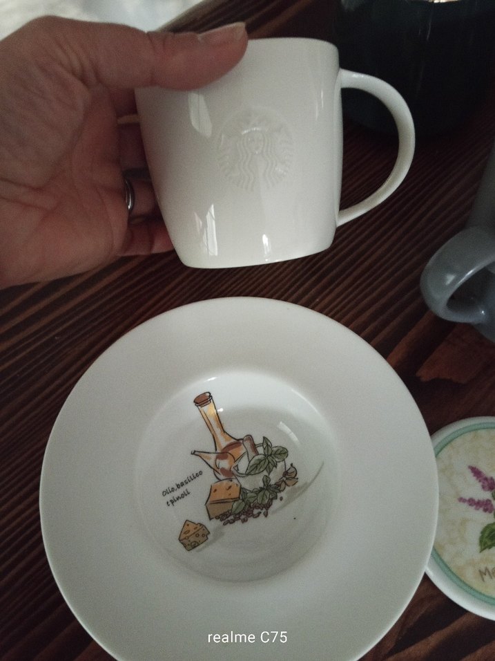 Renkli ve Desenli Fincanlar ve Tabaklar - Görsel 2