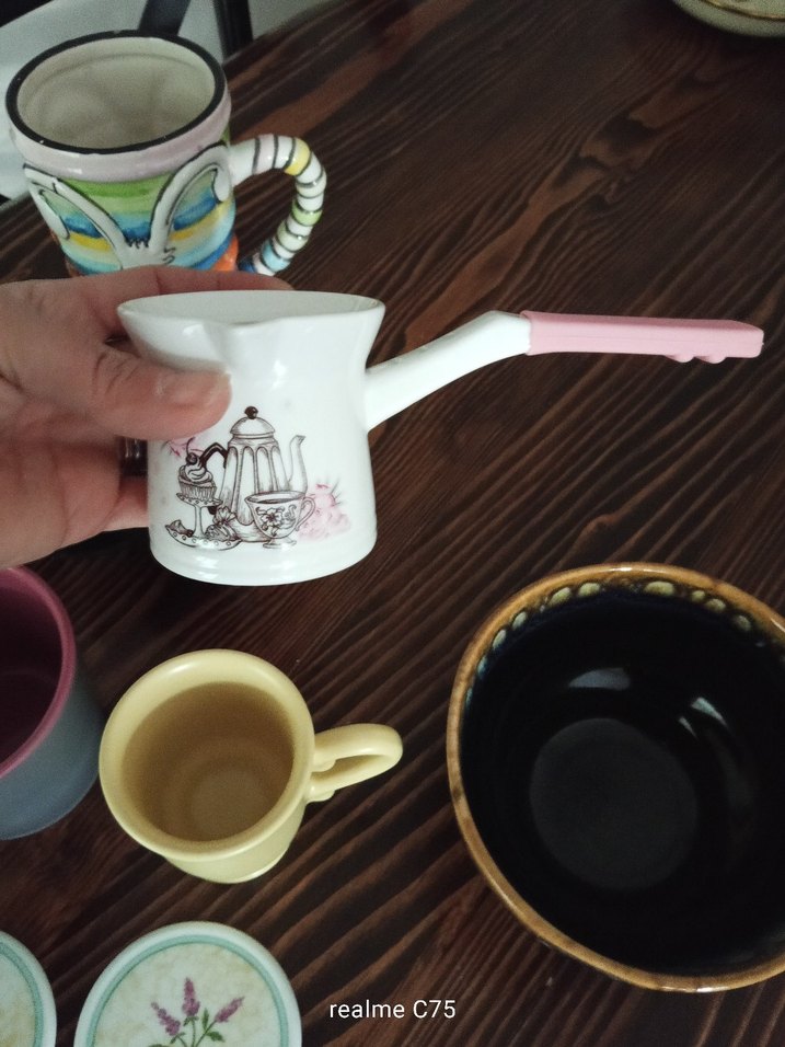 Renkli ve Desenli Fincanlar ve Tabaklar - Görsel 4