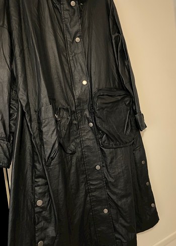 Siyah Uzun Düğmeli Kadın Yağmurluk - Görsel 2