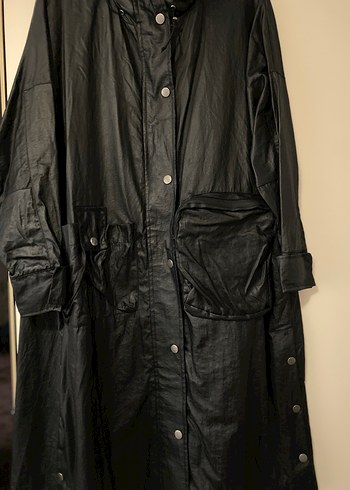Siyah Uzun Düğmeli Kadın Yağmurluk - Görsel 4