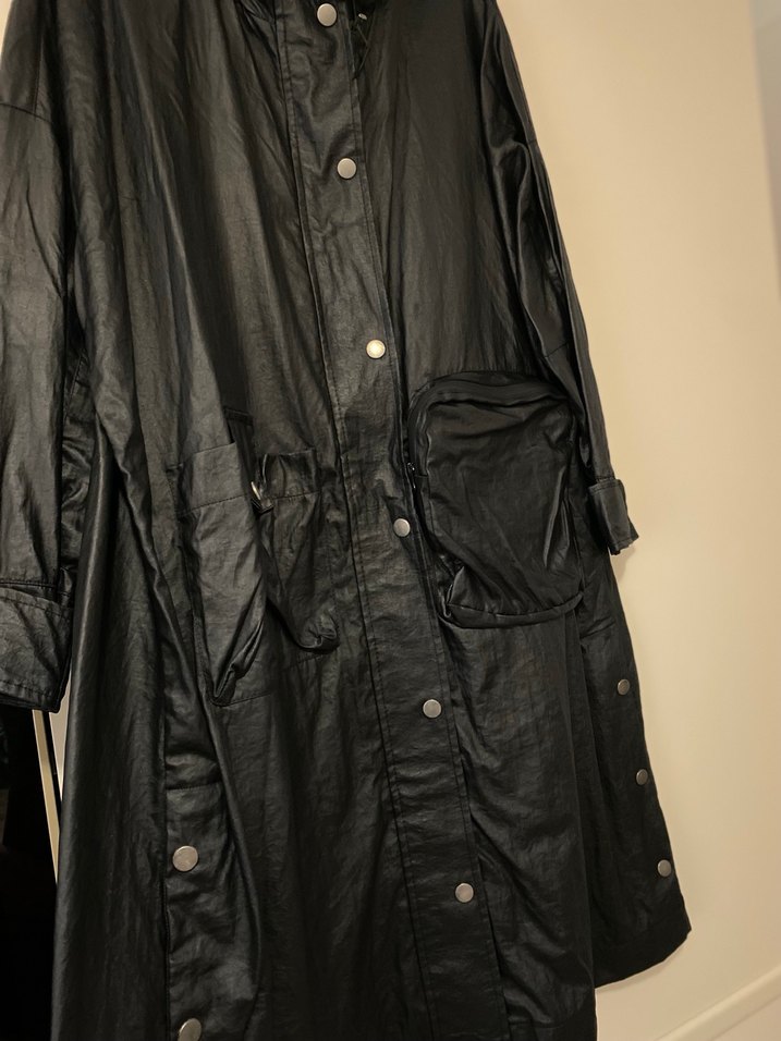 Siyah Uzun Düğmeli Kadın Yağmurluk - Görsel 2